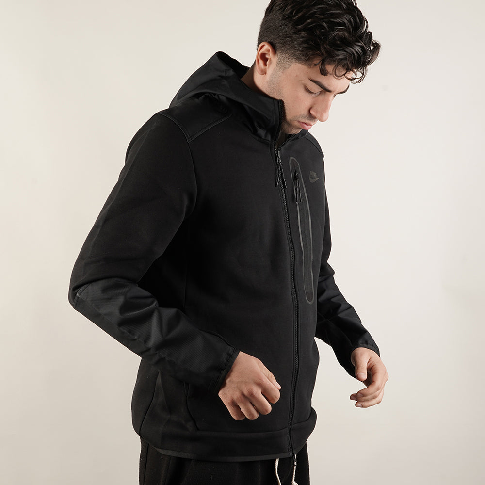 
                  
                    NIKE FELPE TECH FLEECE
                  
                