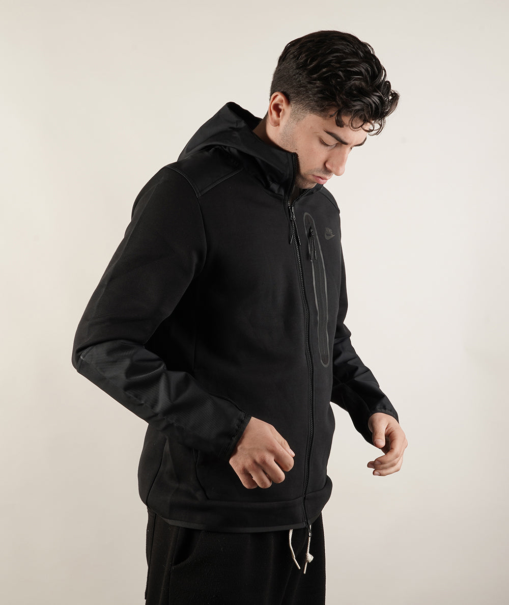 
                  
                    NIKE FELPE TECH FLEECE
                  
                