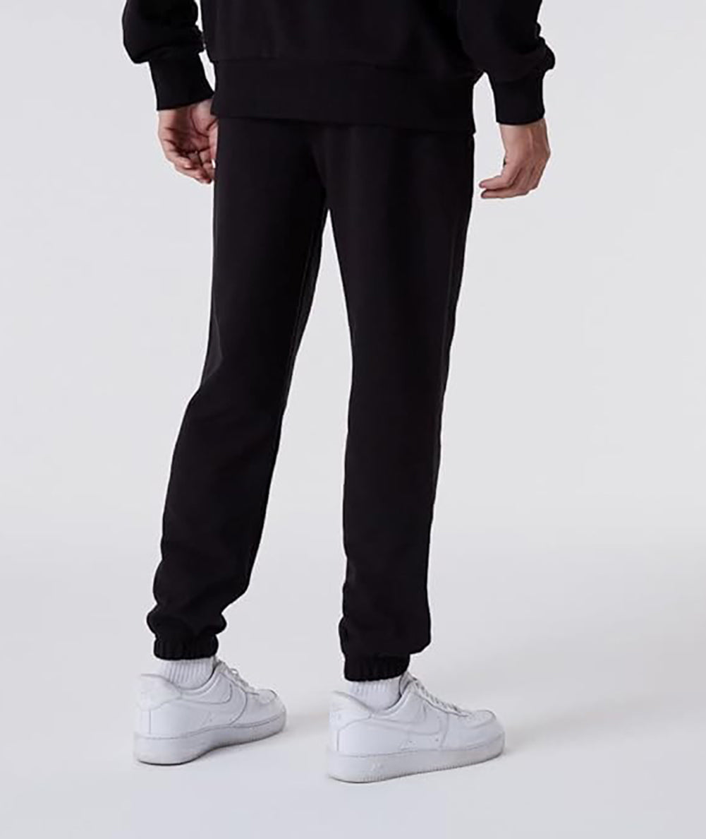 
                  
                    NEW ERA NE ESSENTIAL JOGGER
                  
                