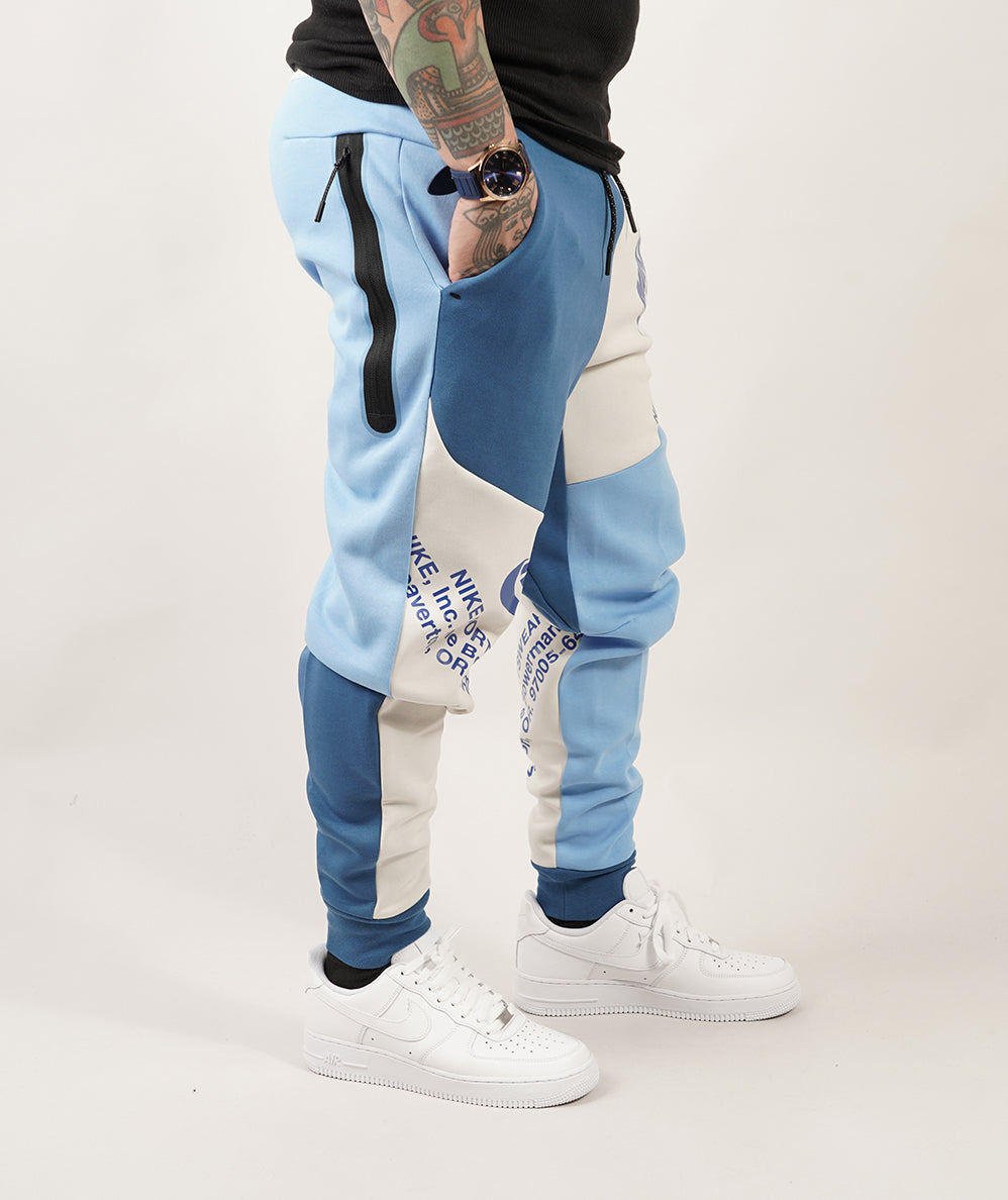 
                  
                    NIKE TECH FLEECE
                  
                