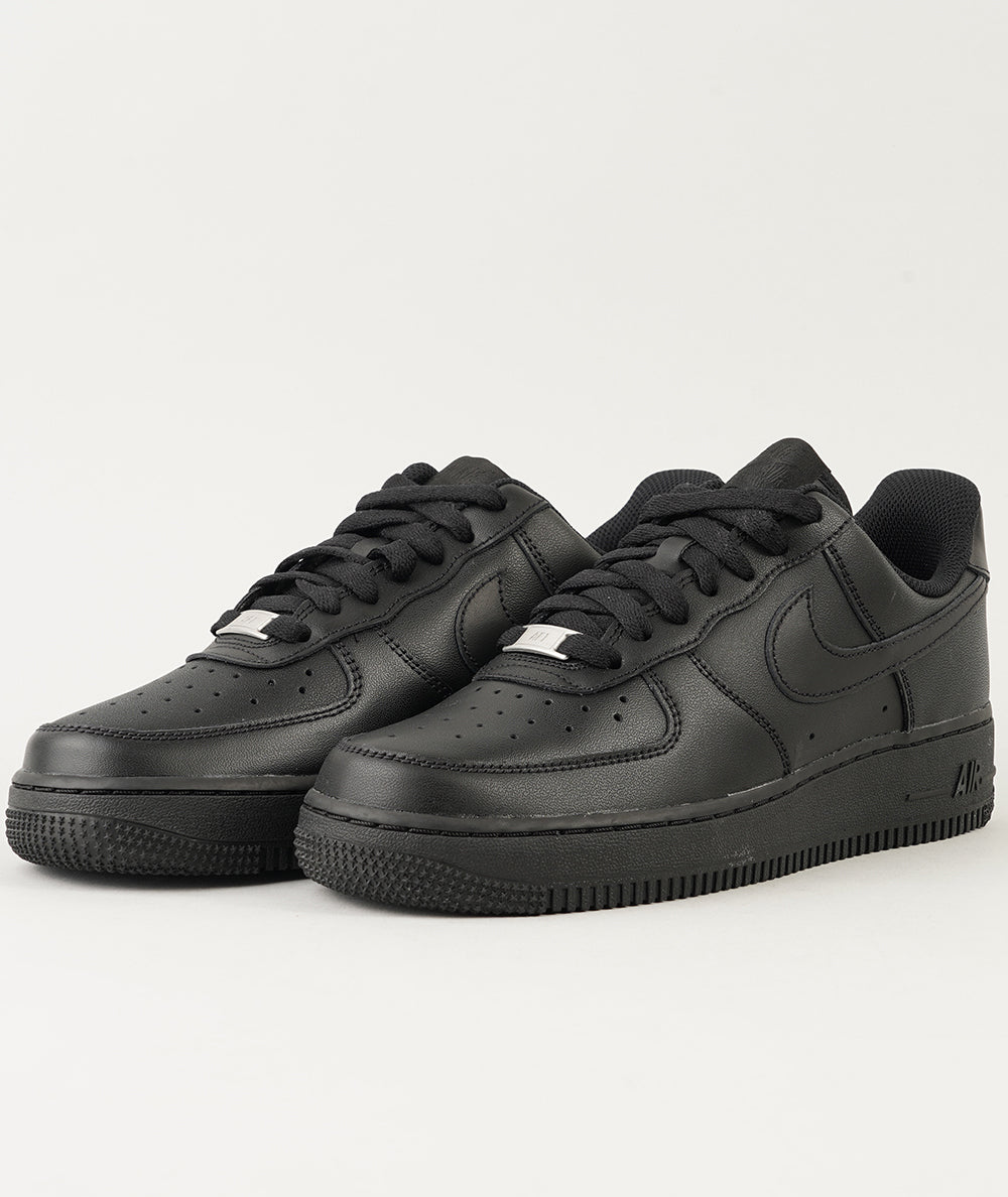 
                  
                    NIKE AIR FORCE 1 '07
                  
                