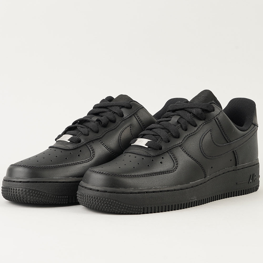 
                  
                    NIKE AIR FORCE 1 '07
                  
                