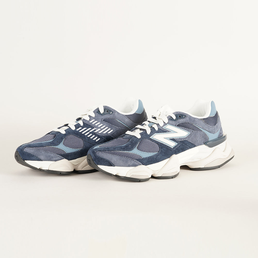 
                  
                    NEW BALANCE 9060
                  
                