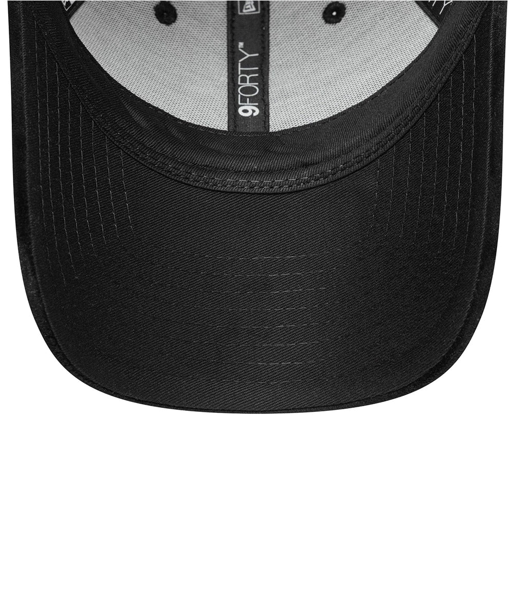 
                  
                    NEW ERA VELOUR
                  
                