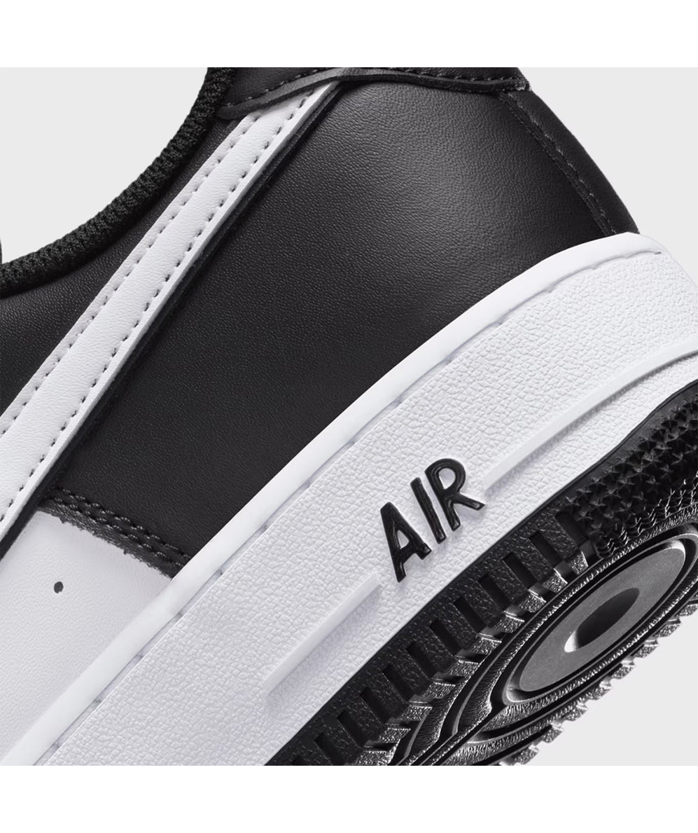 
                  
                    NIKE AIR FORCE 1 '07
                  
                