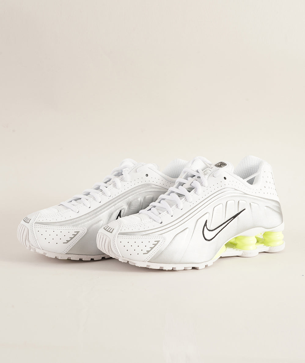 
                  
                    NIKE NIKE SHOX R4
                  
                
