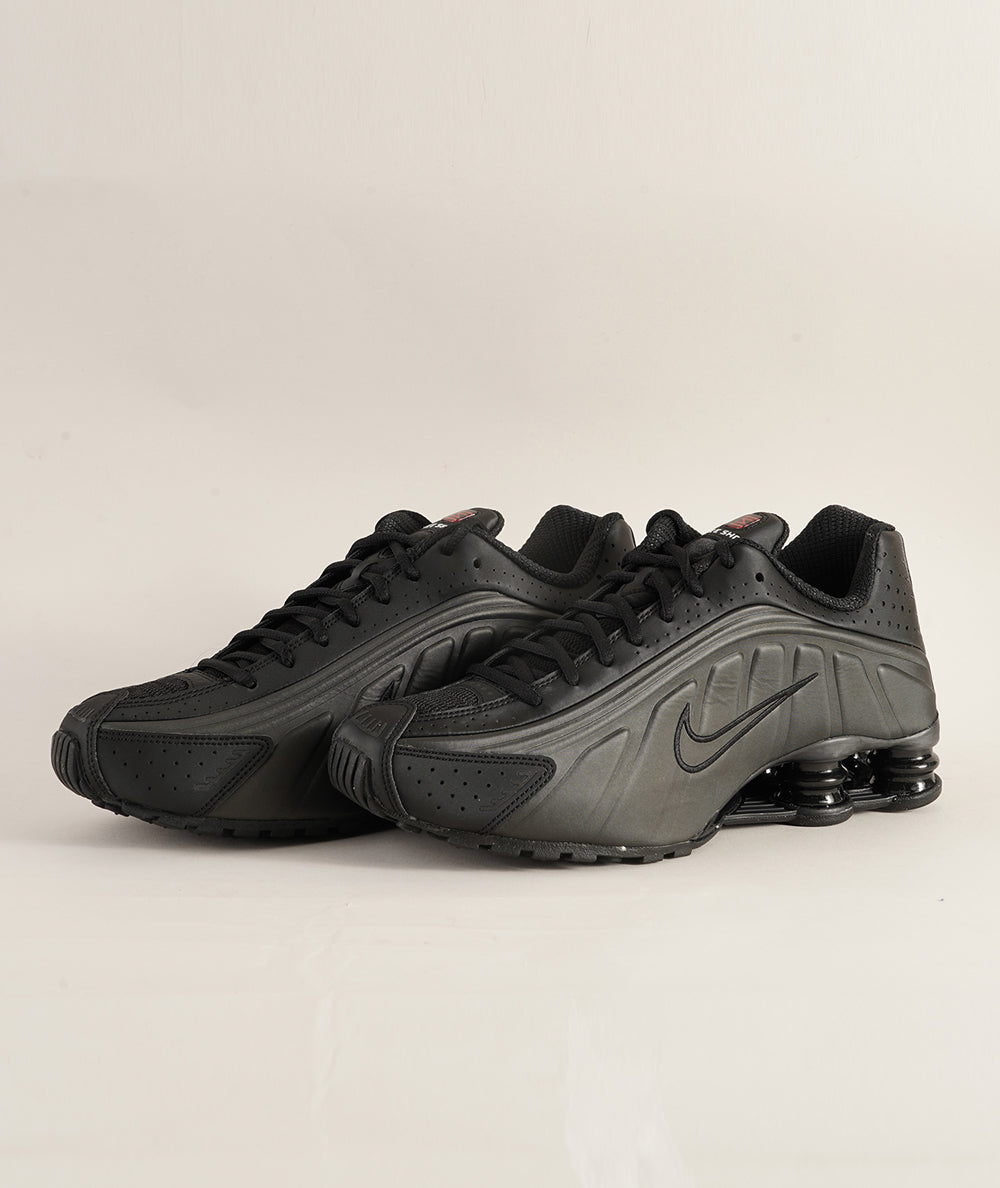 
                  
                    NIKE NIKE SHOX R4
                  
                