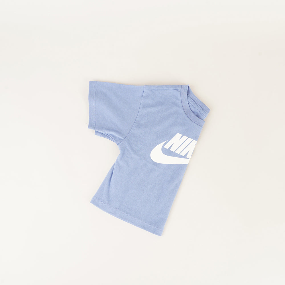 
                  
                    NIKE T-SHIRT BASIC
                  
                