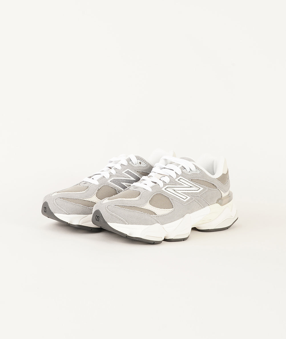 
                  
                    NEW BALANCE 9060
                  
                