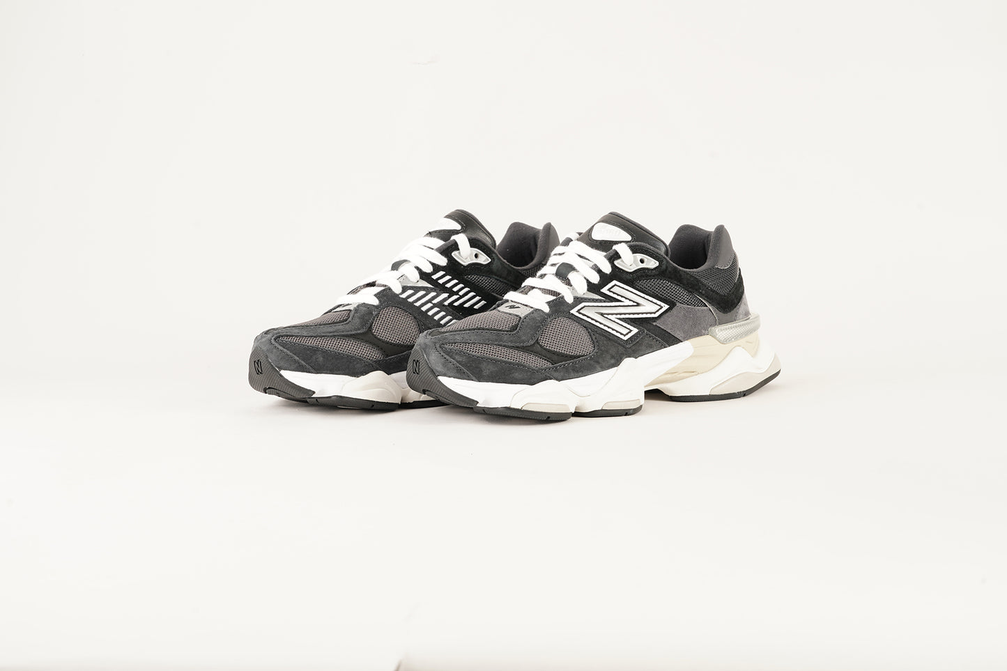 
                  
                    NEW BALANCE 9060
                  
                