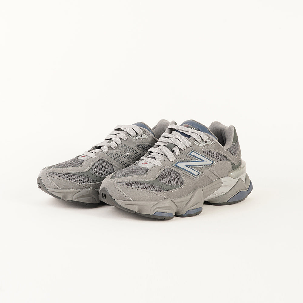 
                  
                    NEW BALANCE 9060
                  
                
