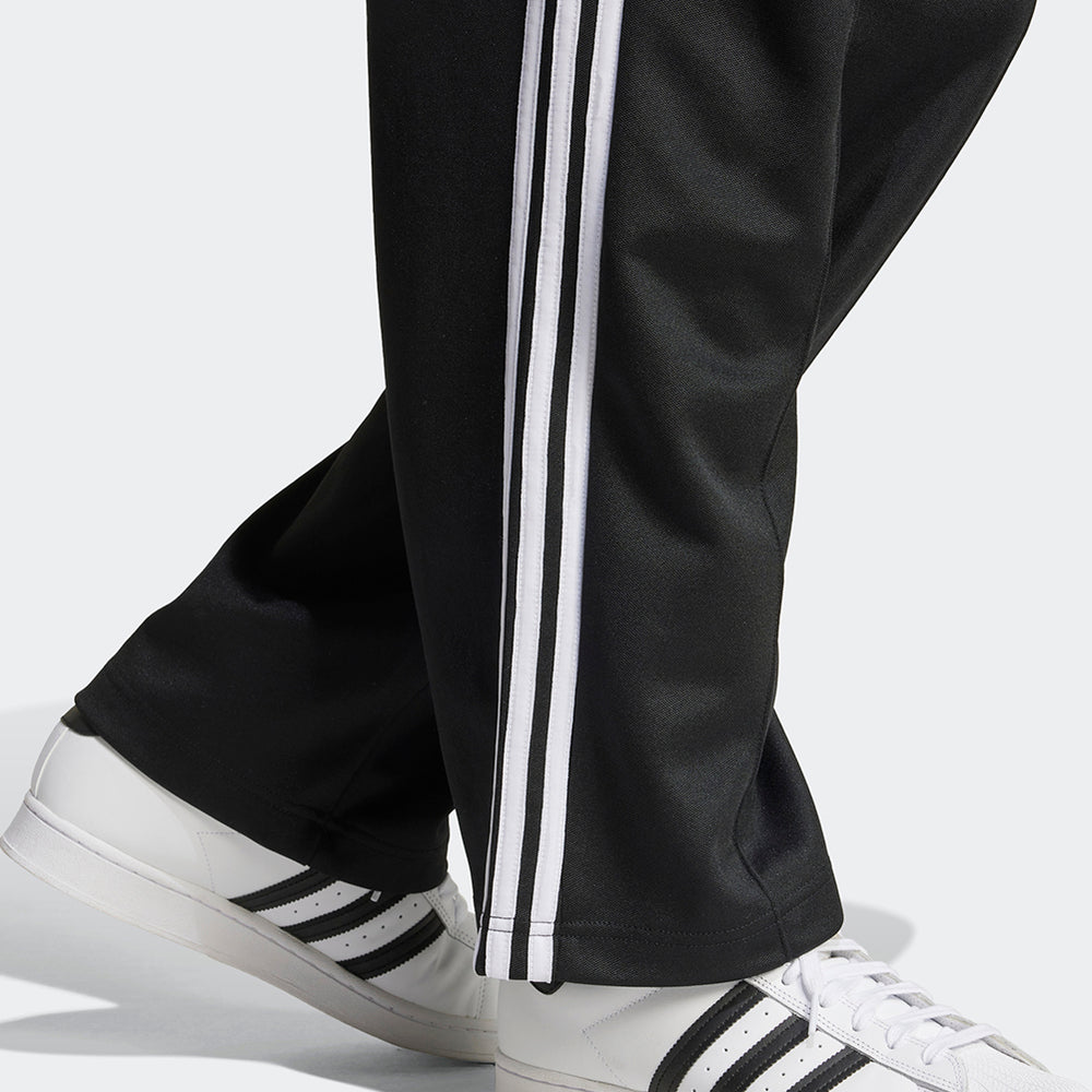 
                  
                    ADIDAS PANT BAGGY
                  
                