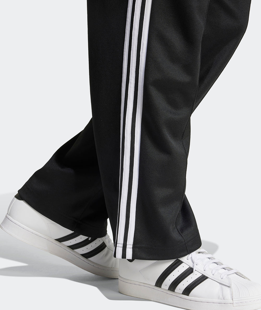 
                  
                    ADIDAS PANT BAGGY
                  
                