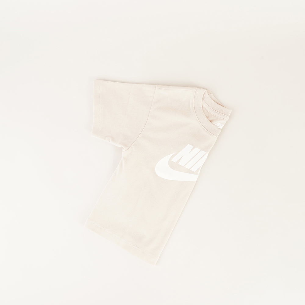 
                  
                    NIKE T-SHIRT BASIC
                  
                