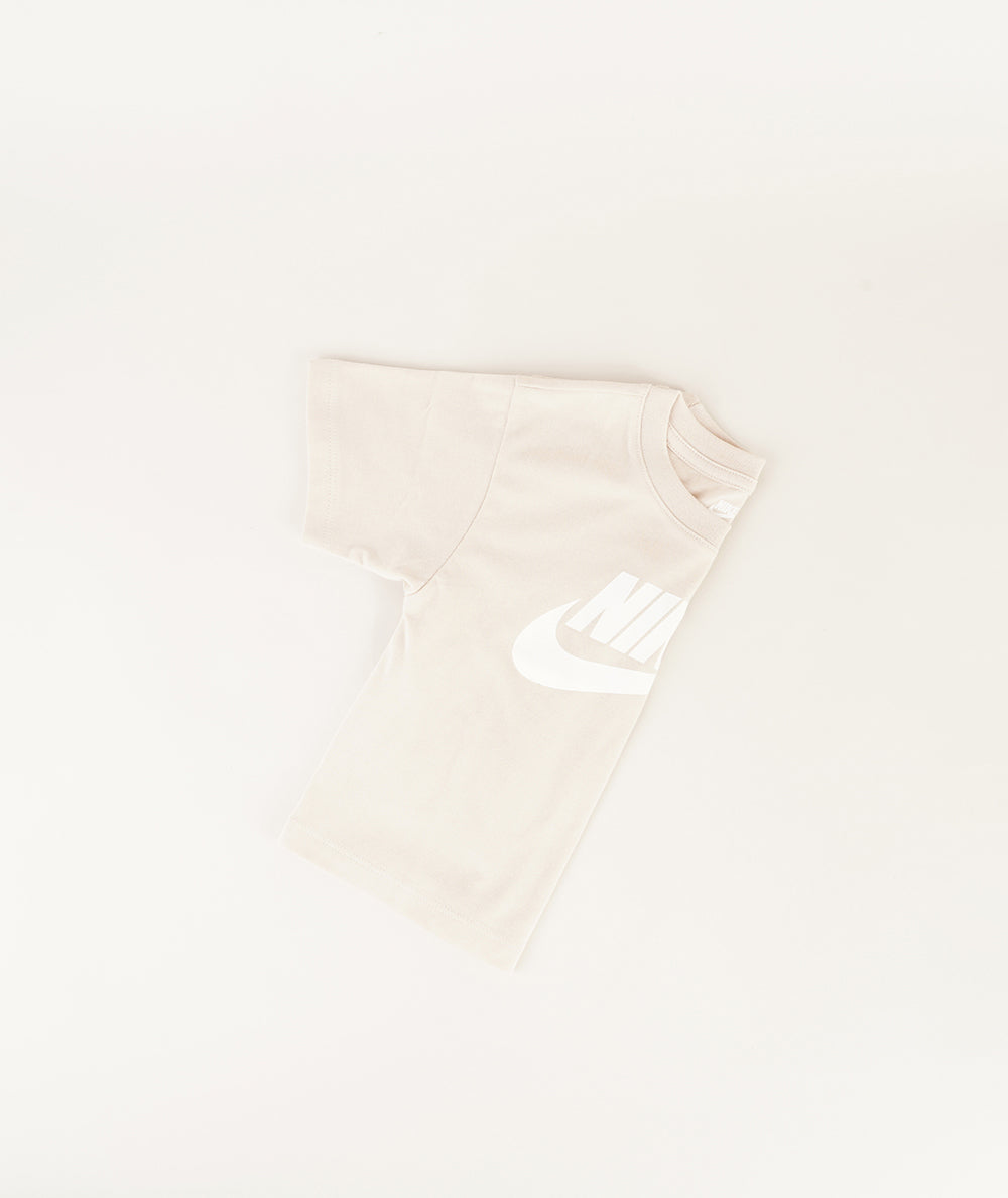
                  
                    NIKE T-SHIRT BASIC
                  
                