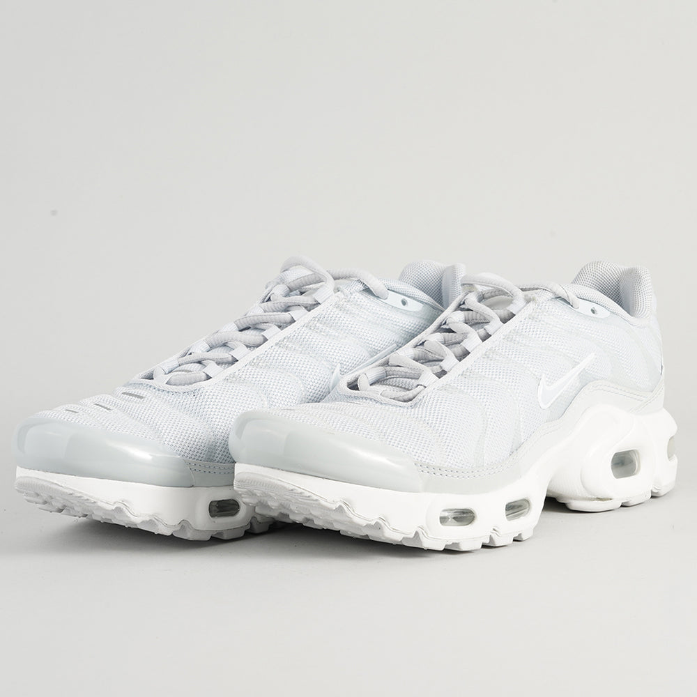 
                  
                    NIKE AIR MAX PLUS
                  
                