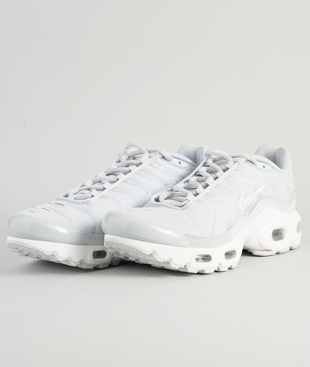 
                  
                    NIKE AIR MAX PLUS
                  
                