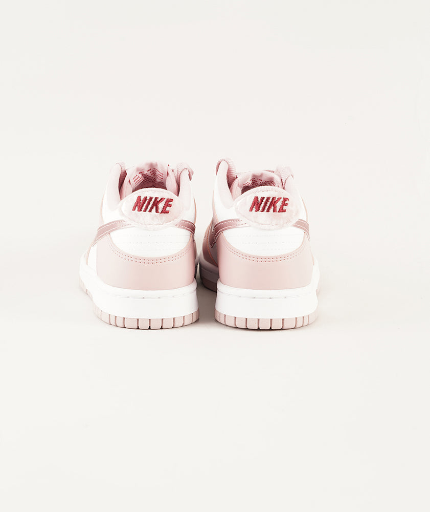 
                  
                    NIKE DUNK
                  
                