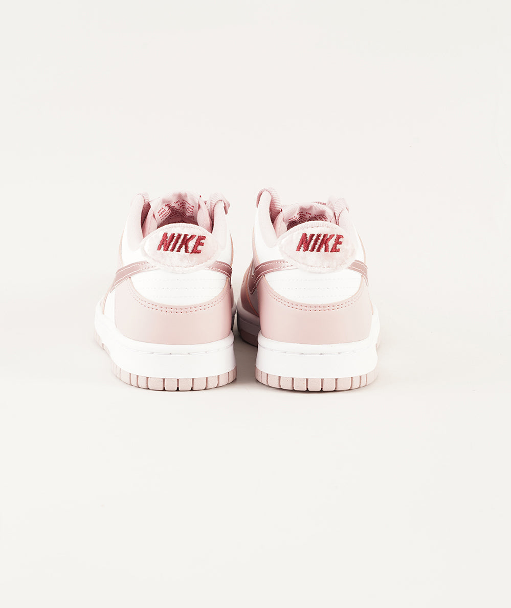 
                  
                    NIKE DUNK
                  
                