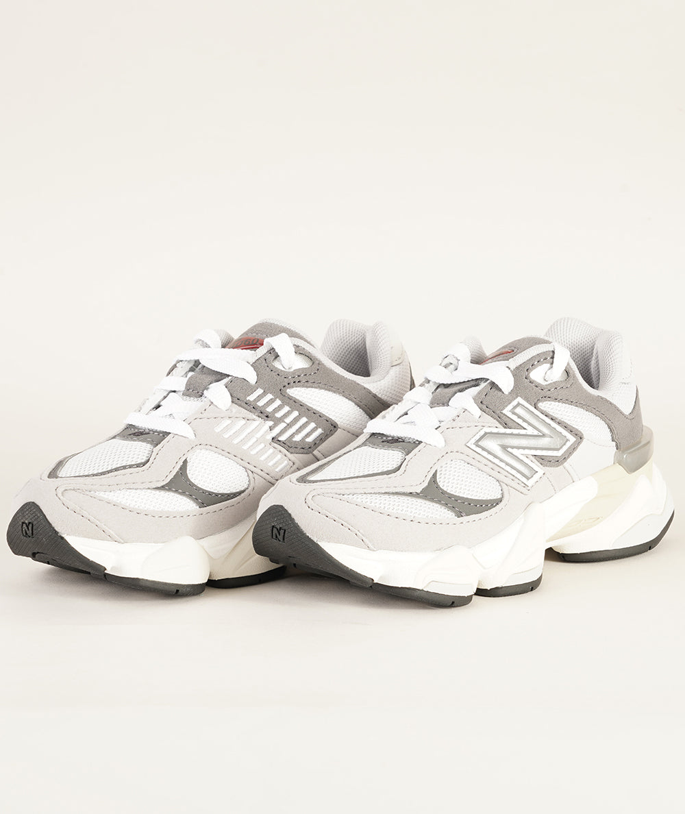 
                  
                    NEW BALANCE 9060
                  
                