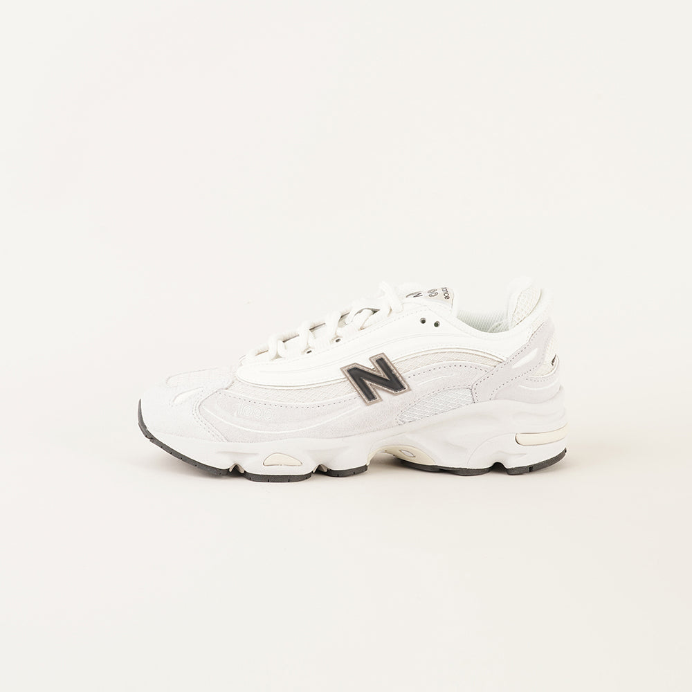
                  
                    NEW BALANCE 1000
                  
                