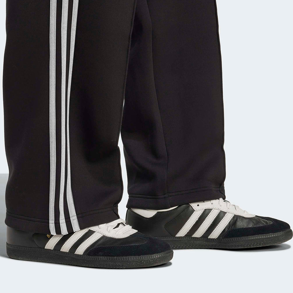 
                  
                    ADIDAS PANTALONI BAGGY
                  
                