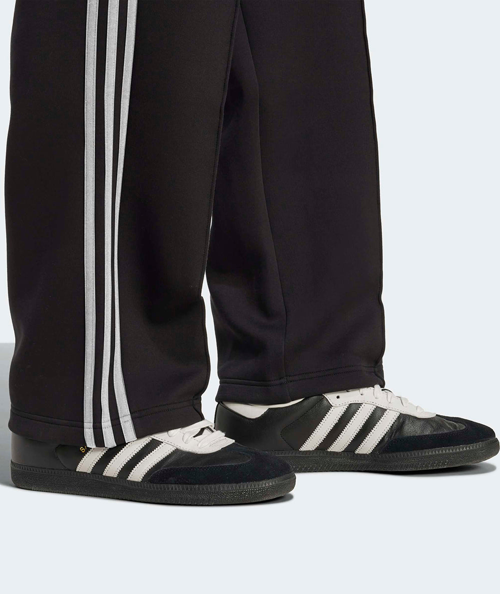 
                  
                    ADIDAS PANTALONI BAGGY
                  
                