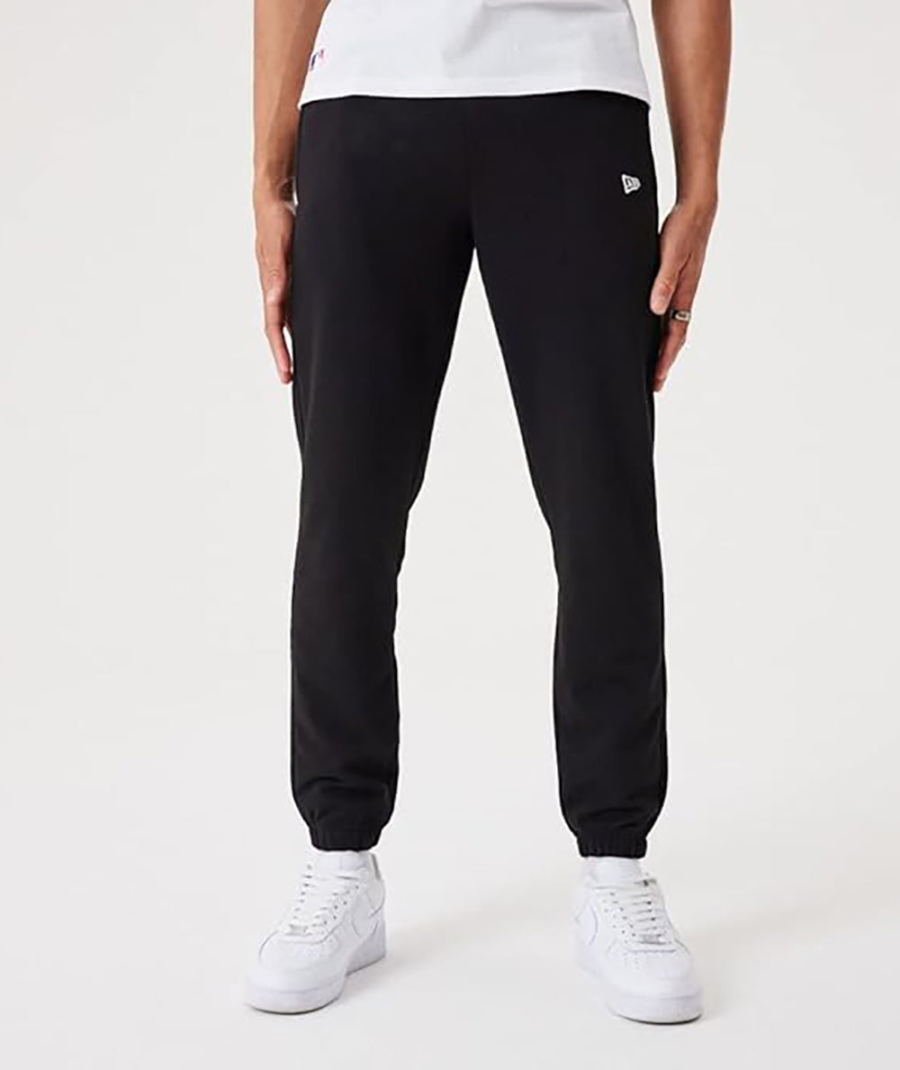 
                  
                    NEW ERA NE ESSENTIAL JOGGER
                  
                