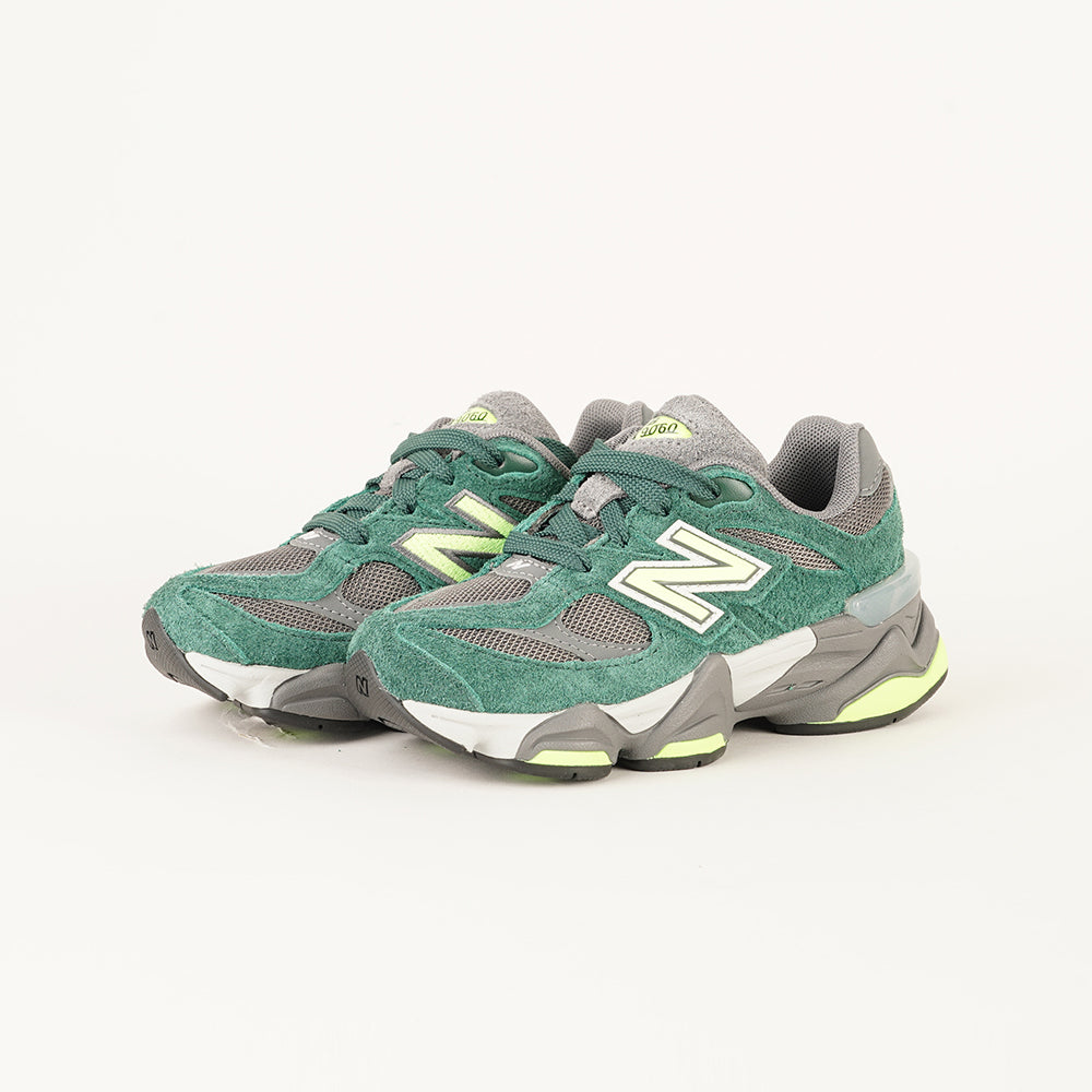 
                  
                    NEW BALANCE 9060
                  
                