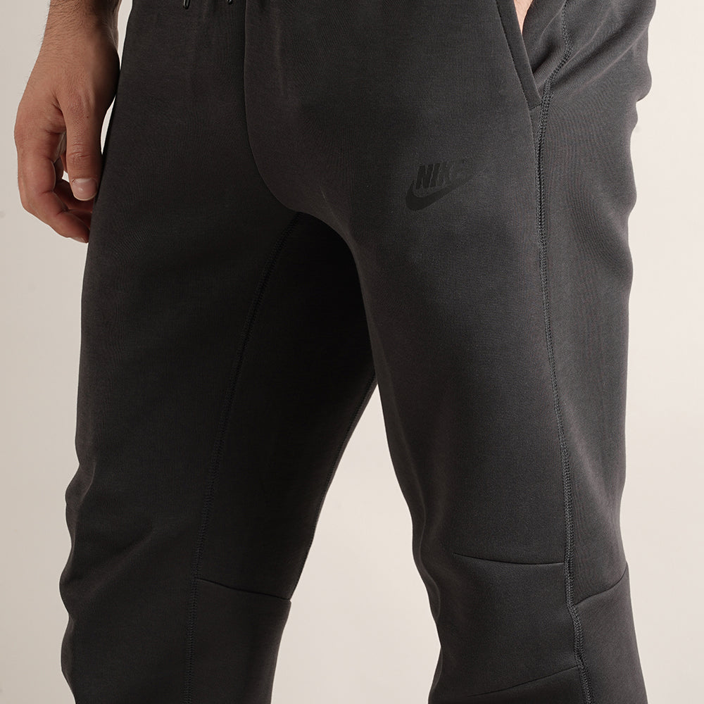 
                  
                    NIKE TECH FLEECE
                  
                