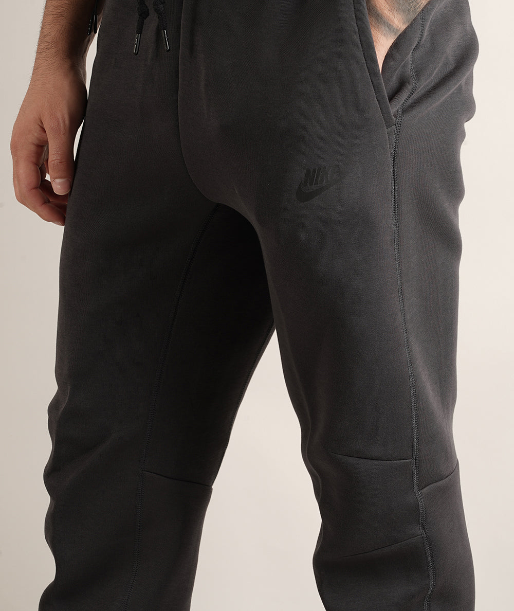 
                  
                    NIKE TECH FLEECE
                  
                
