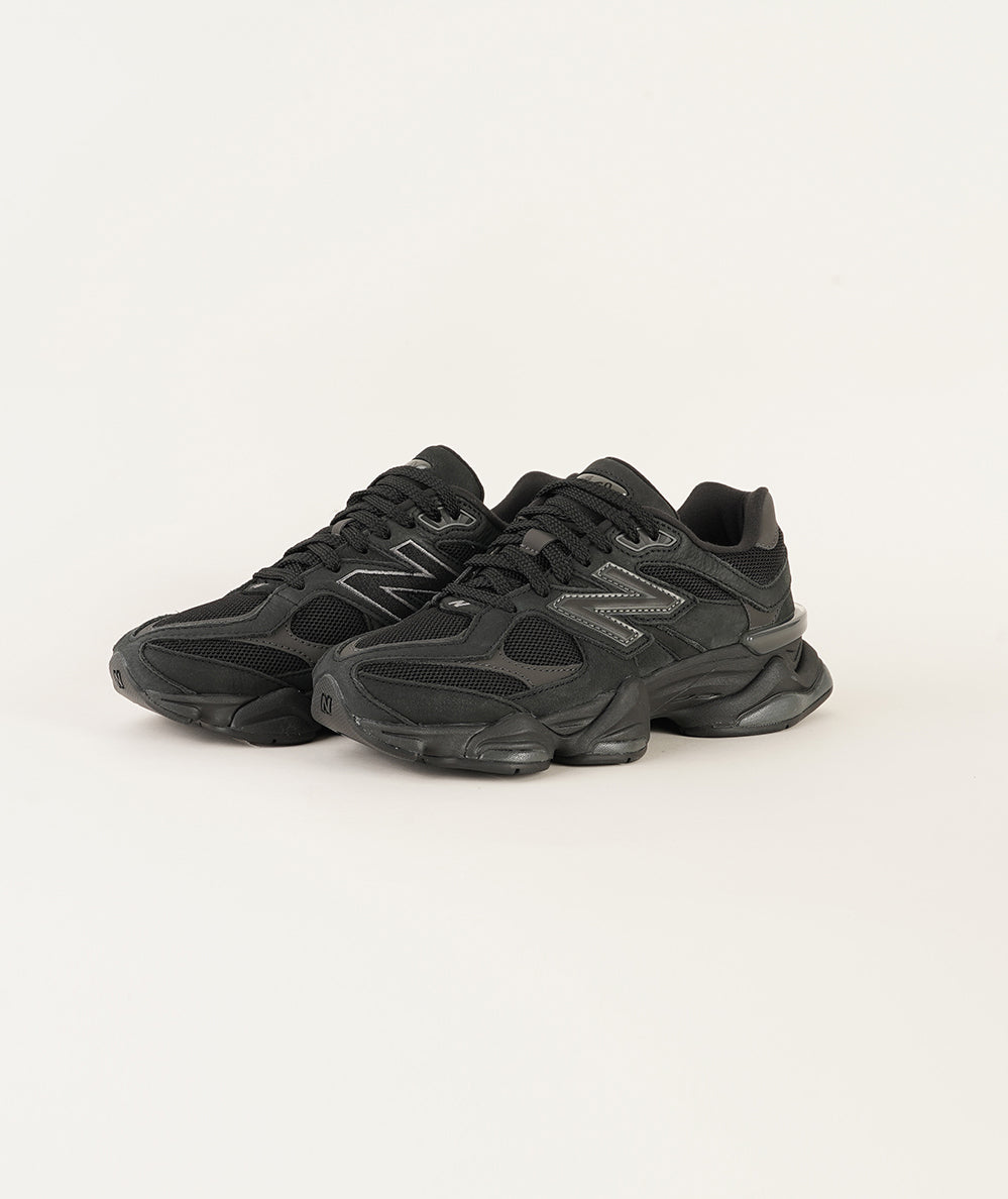 
                  
                    NEW BALANCE 9060
                  
                
