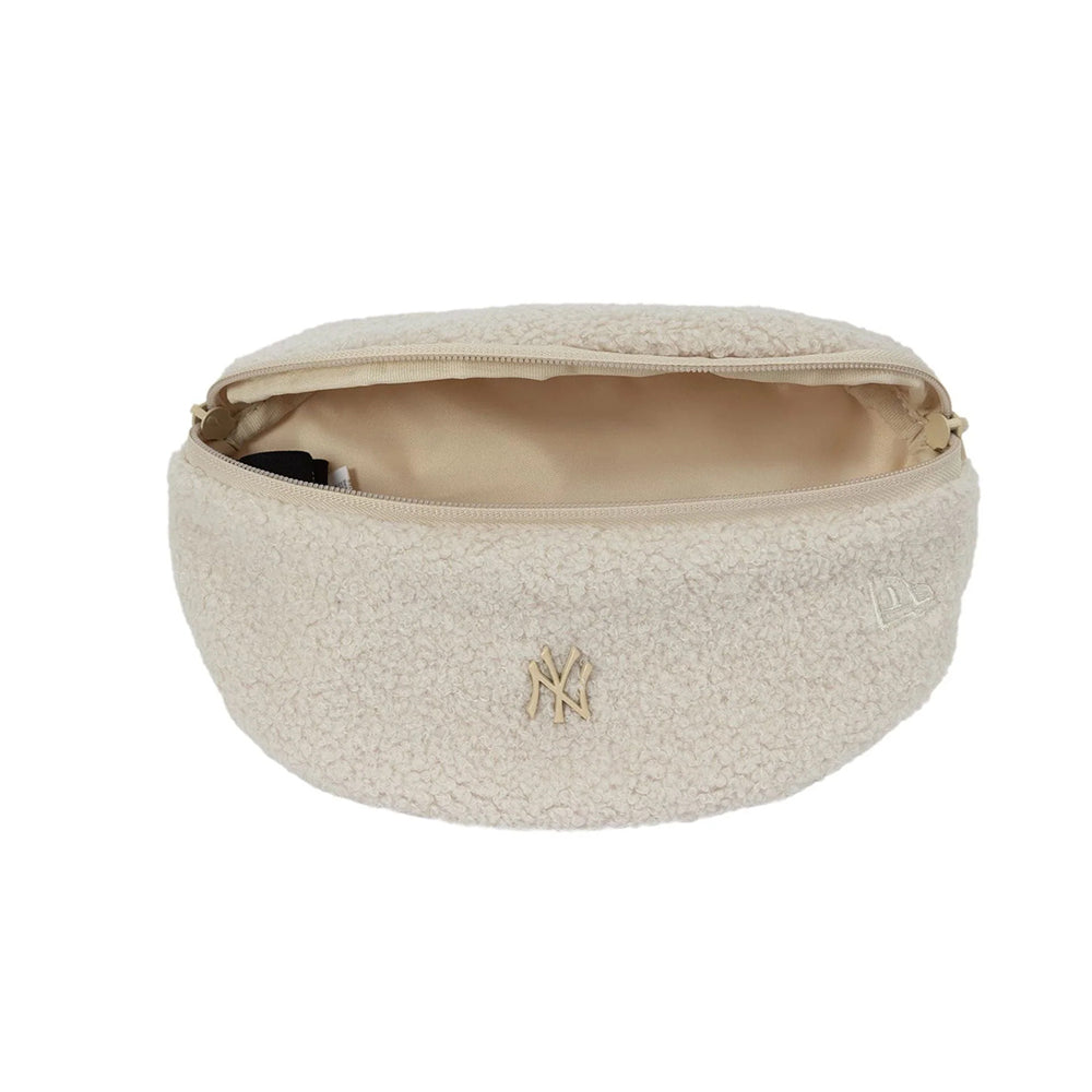 
                  
                    NEW ERA MARSUPIO TEDDY
                  
                