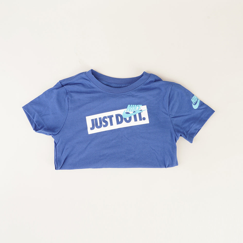 
                  
                    NIKE T-SHIRT BASIC
                  
                