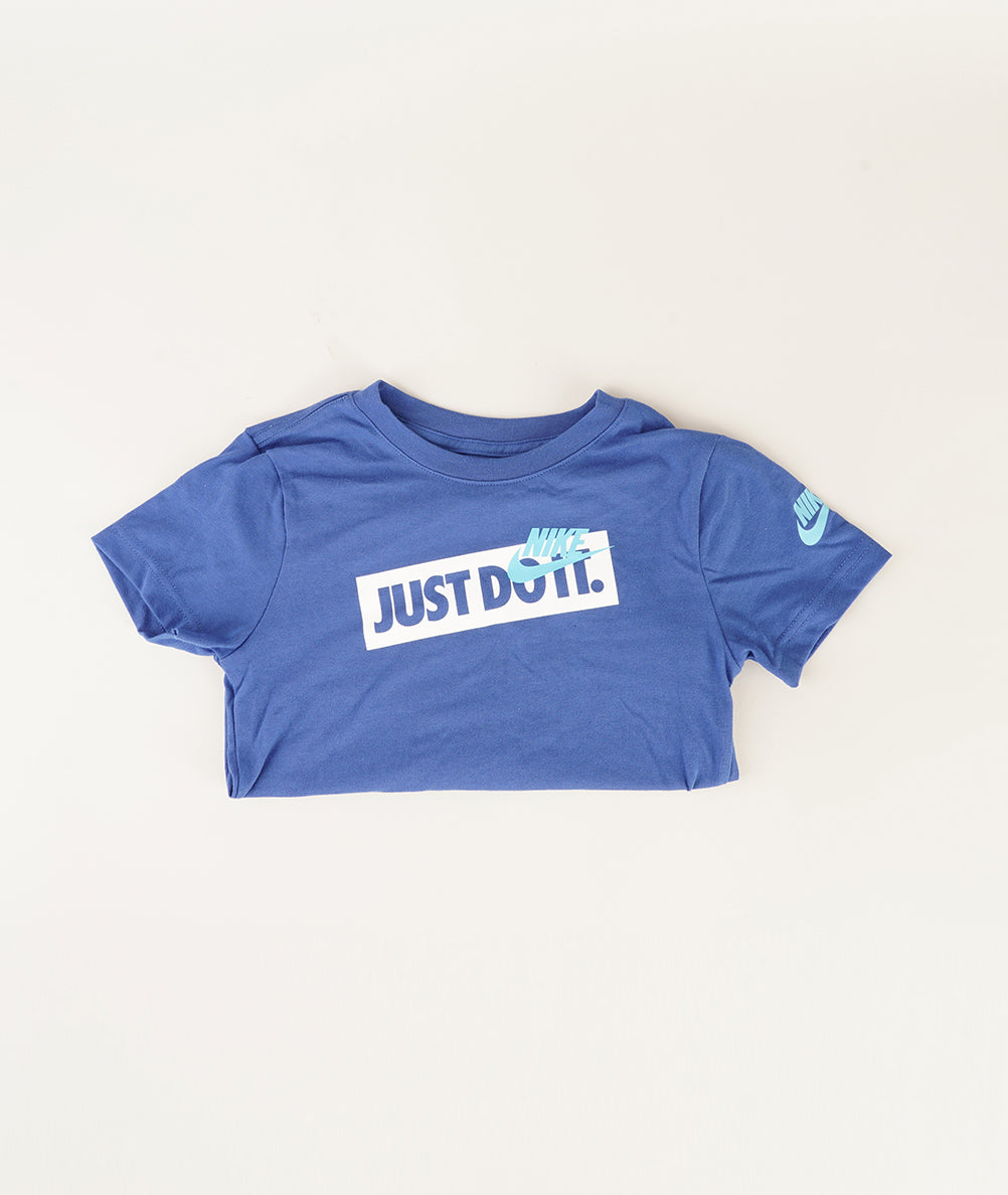 
                  
                    NIKE T-SHIRT BASIC
                  
                