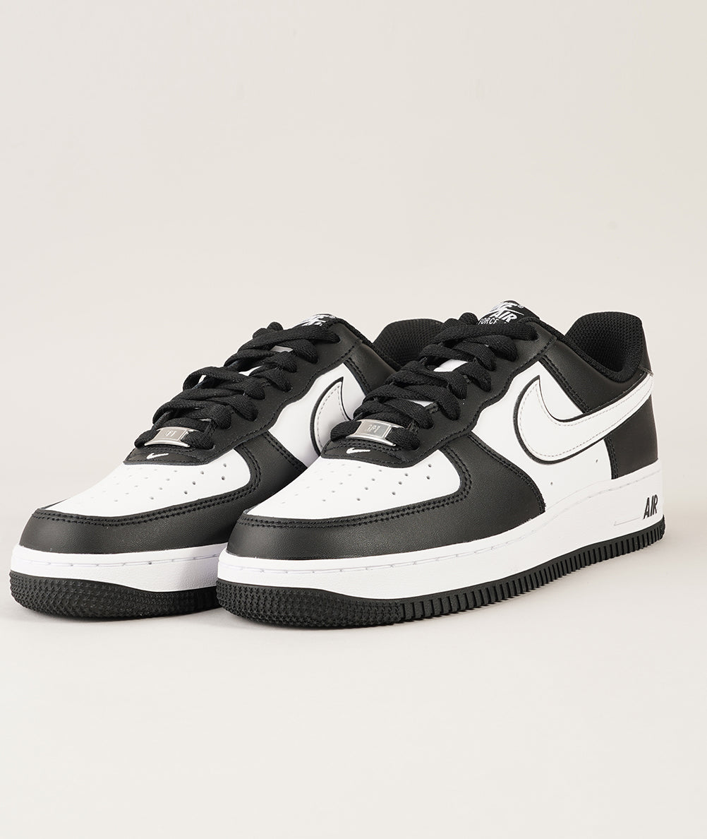 
                  
                    NIKE AIR FORCE 1 '07
                  
                