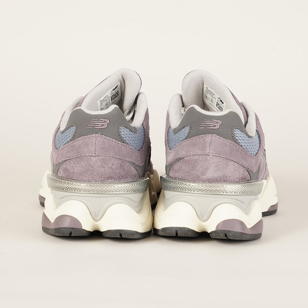 
                  
                    NEW BALANCE 9060
                  
                