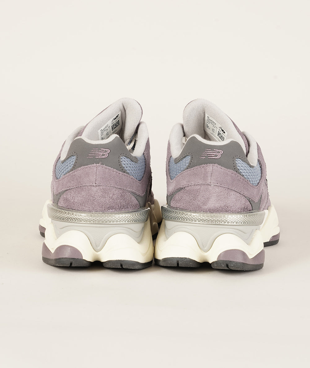 
                  
                    NEW BALANCE 9060
                  
                