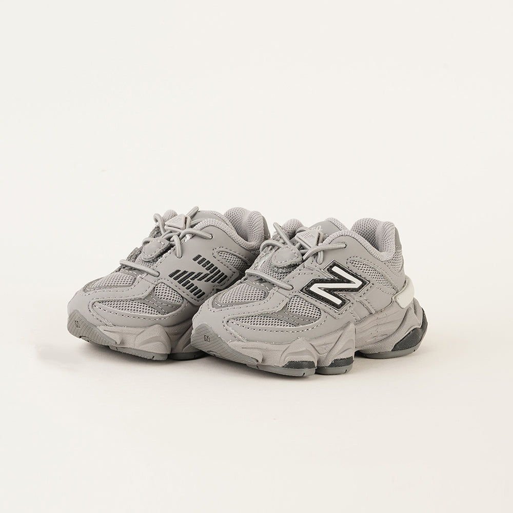 
                  
                    NEW BALANCE 9060
                  
                