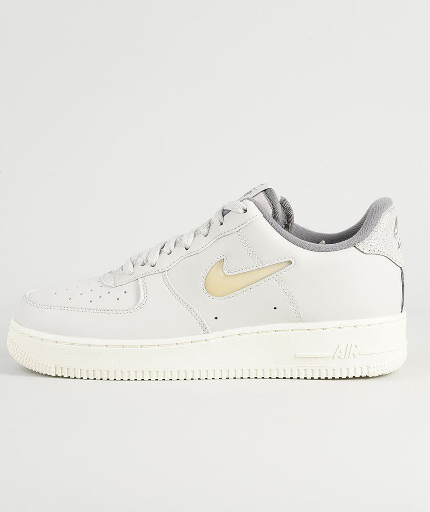 
                  
                    NIKE AIR FORCE 1 '07 LX
                  
                