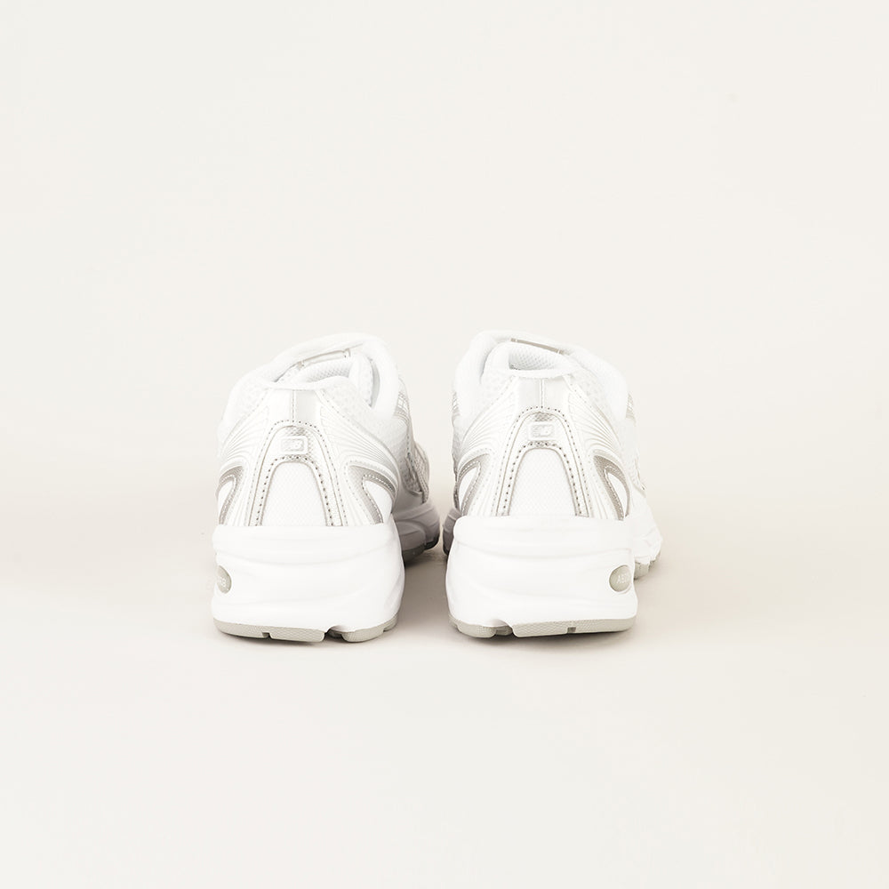 
                  
                    NEW BALANCE 740
                  
                