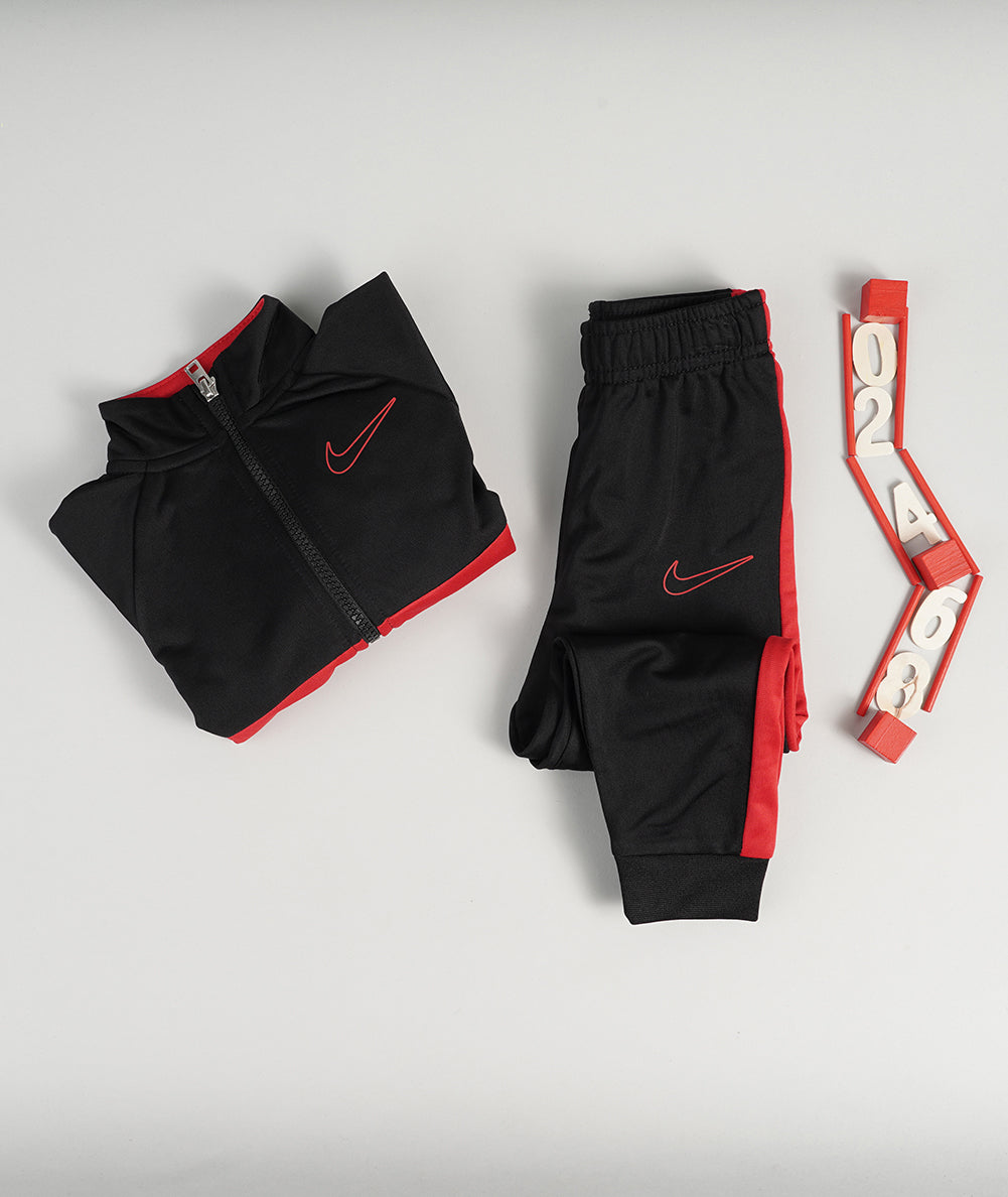 
                  
                    NIKE TUTA COMPLETA
                  
                
