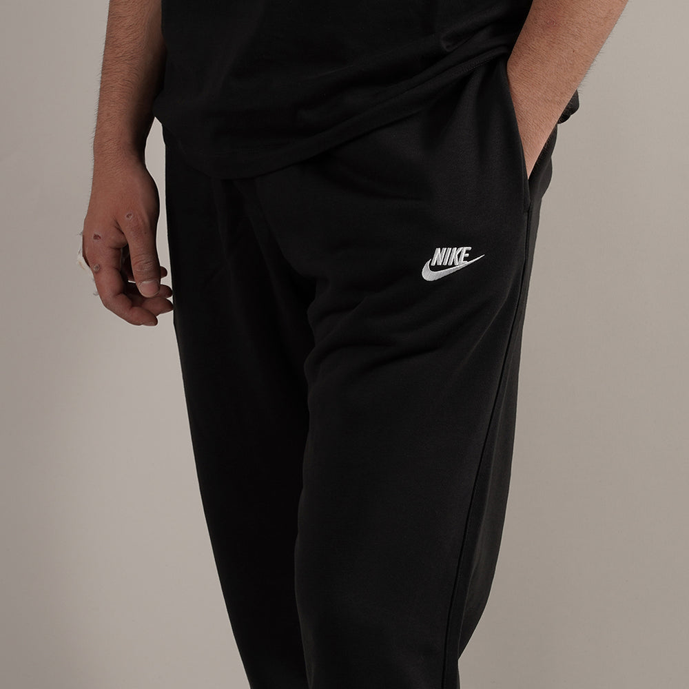 
                  
                    NIKE PANTALONE Sportswear Essential
                  
                