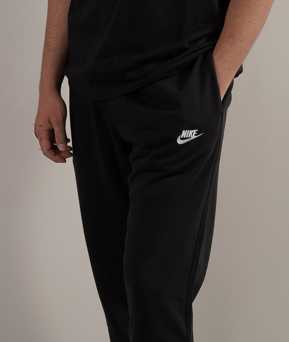 
                  
                    NIKE PANTALONE Sportswear Essential
                  
                
