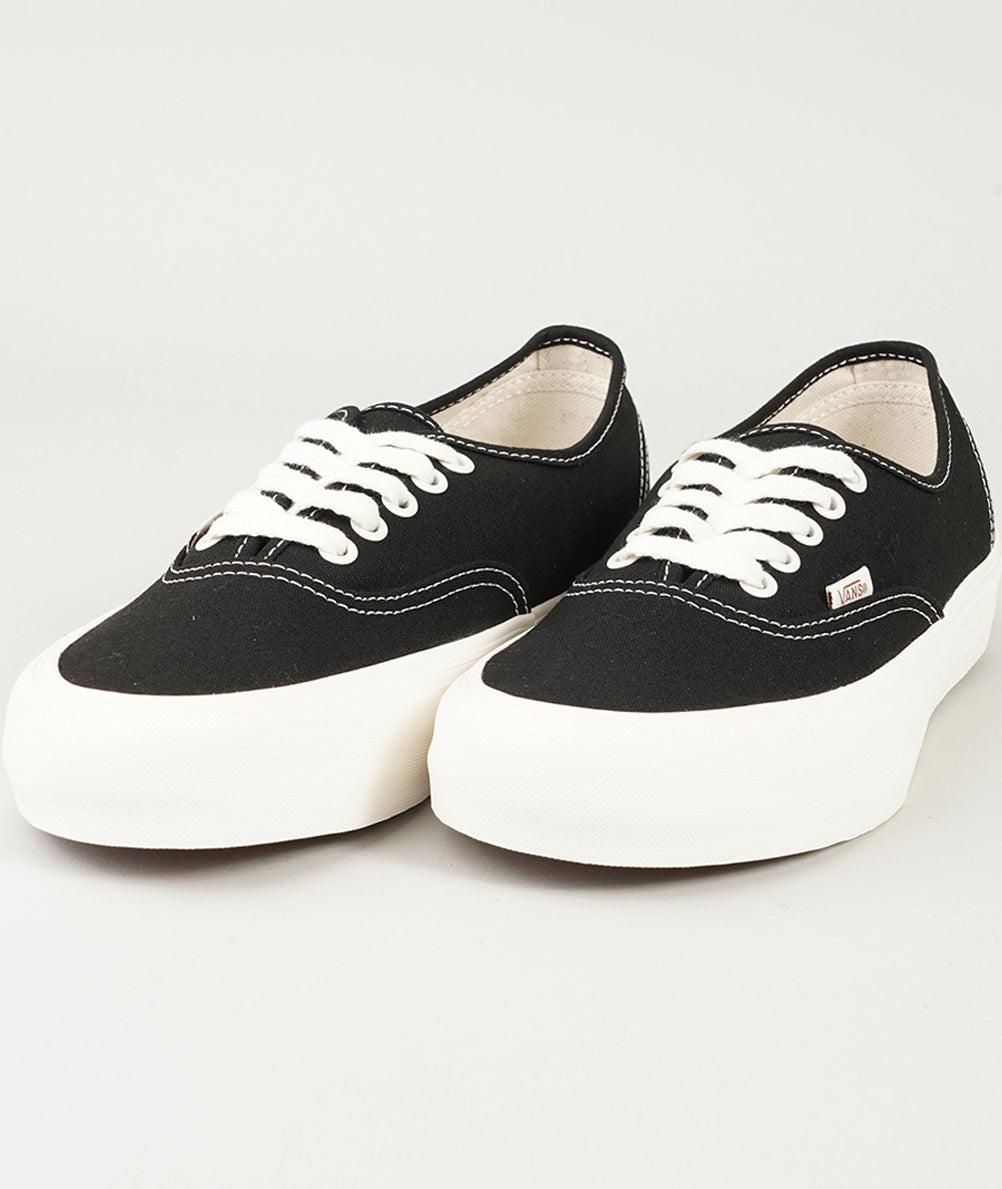 
                  
                    VANS AUTHENTIC
                  
                