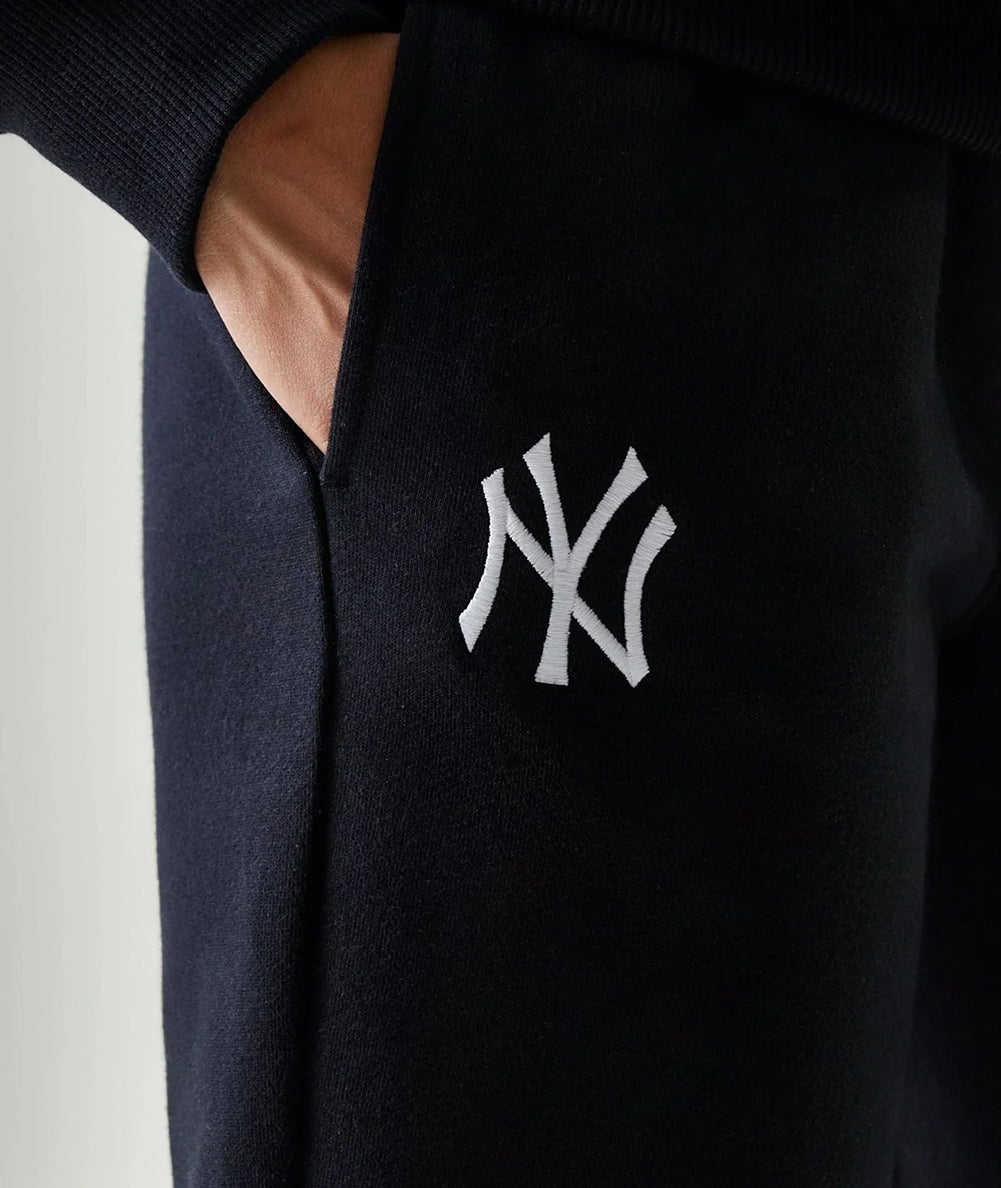 
                  
                    NEW ERA JOGGERS
                  
                
