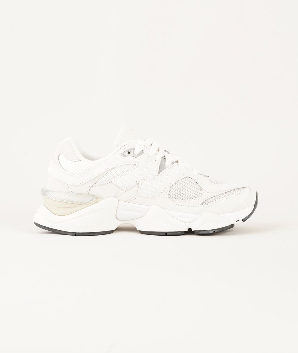 
                  
                    NEW BALANCE 9060
                  
                